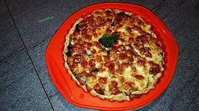 Tarta z pieczarkami, schabem, mozzarellą i awokado