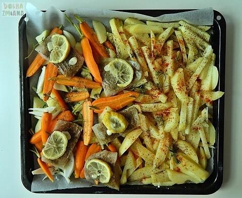 Dorsz pieczony na marchewce i cukinii z frytkami