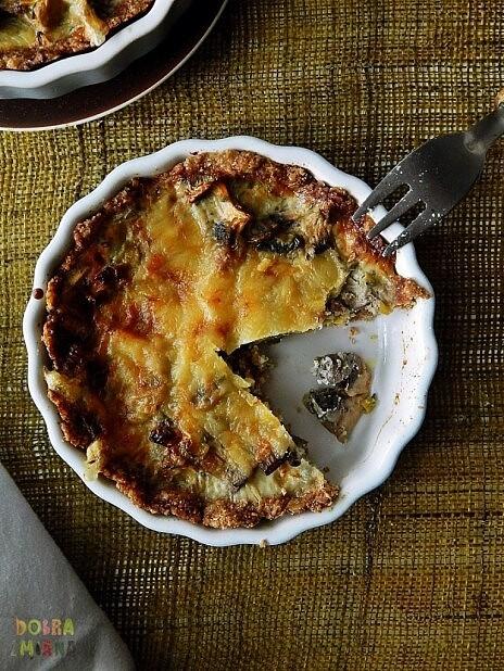 Tarta pełnoziarnista z porami i pieczarkami