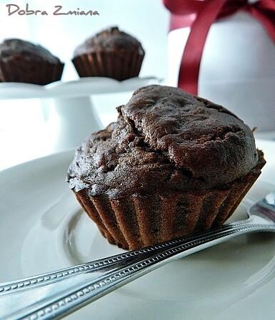 Czekoladowe muffiny z czerwonej fasoli bez mąki i cukru