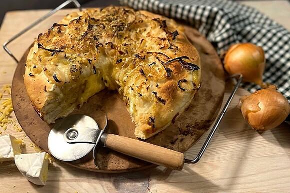 Pizza argentyńska fugazzeta z serem i cebulą