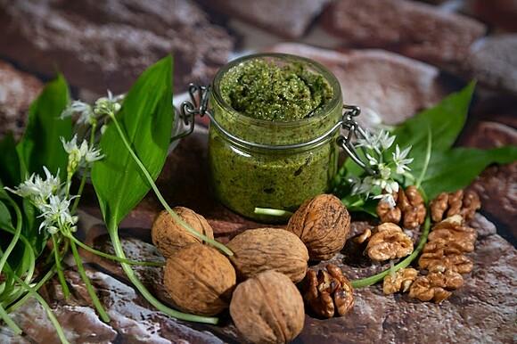 Orzechowe pesto z czosnku niedźwiedziego