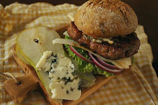 Burgery francuskie z serem camembert i karmelizowaną cebulą