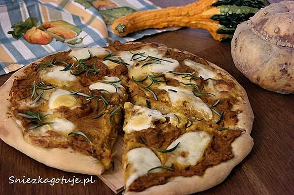 Pizza z dynią i jajkami przepiórczymi