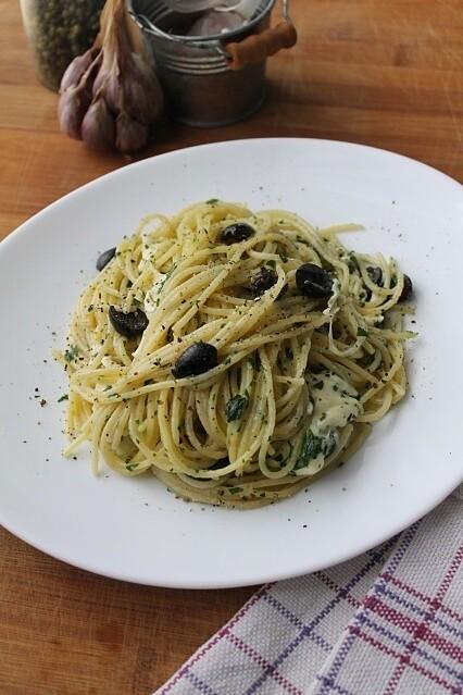 Spaghetti z masłem czosnkowym, mozzarellą i oliwkami