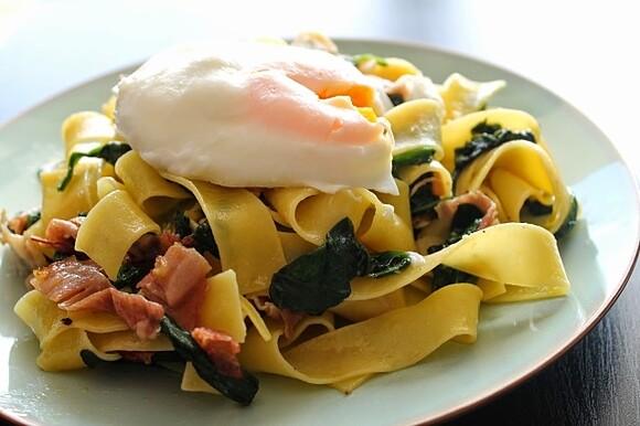 Pappardelle ze szpinakiem szynką parmeńską i jajkiem w koszulce