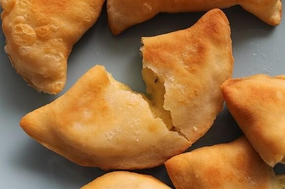 Pierogi ziemniaczano-serowe smażone na oleju