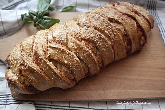 Stromboli z serem, warzywami i salami