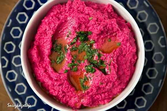 Różowy hummus z Libanu