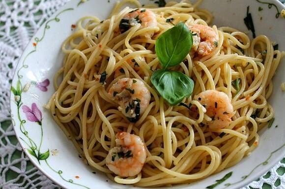 Spaghetti z krewetkami i papryczką chili
