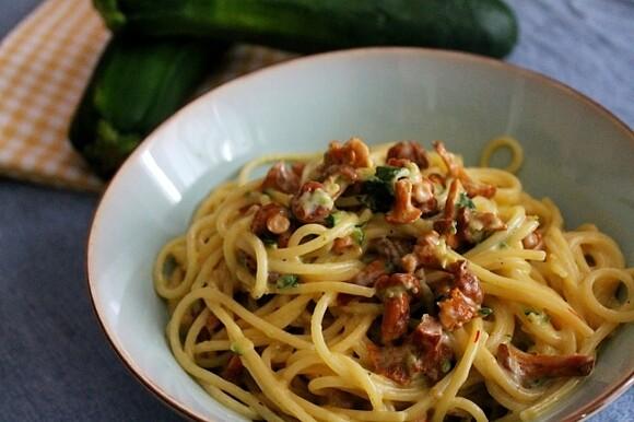 Spaghetti z kurkami, cukinią i szafranem