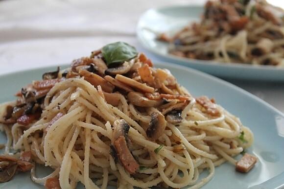 Spaghetti z szynką i pieczarkami
