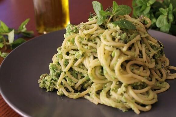 Spaghetti z miętą i groszkiem