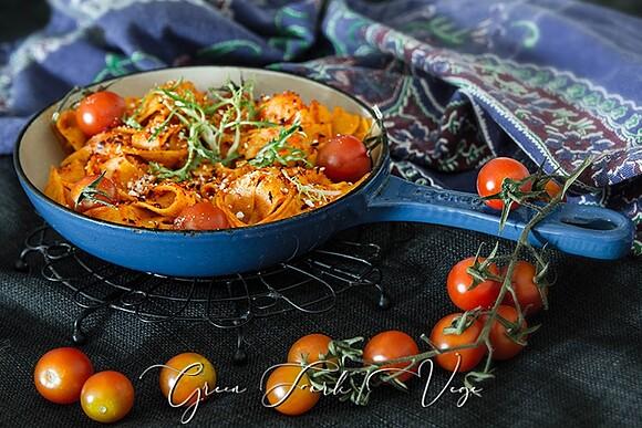 Pappardelle w aromatycznym sosie pomidorowym