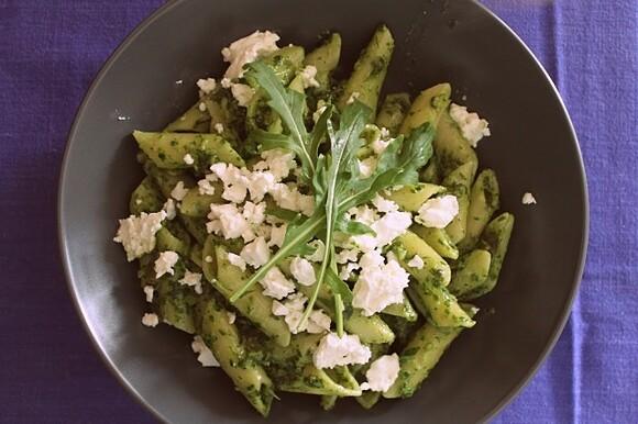 Penne z pesto rukolowym i serem feta