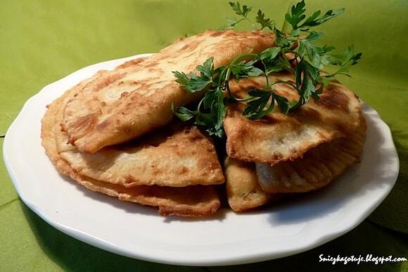 Чебуреки - tatarskie pierogi z mięsem z Krymu