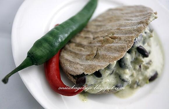 Domowe pity z fasolką chili i sosem pesto