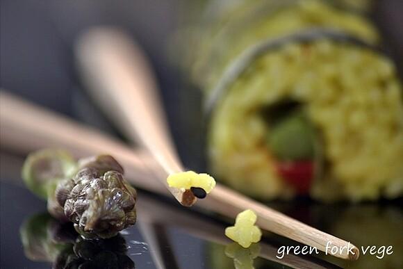 Szafranowe sushi z algami i warzywami