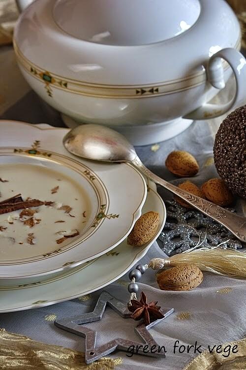 Migdałowa zupa krem z daktylami i kandyzowaną pomarańczą