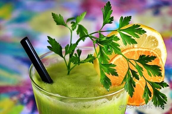 Regenerujący drink z kapusty, jabłka i natki pietruszki