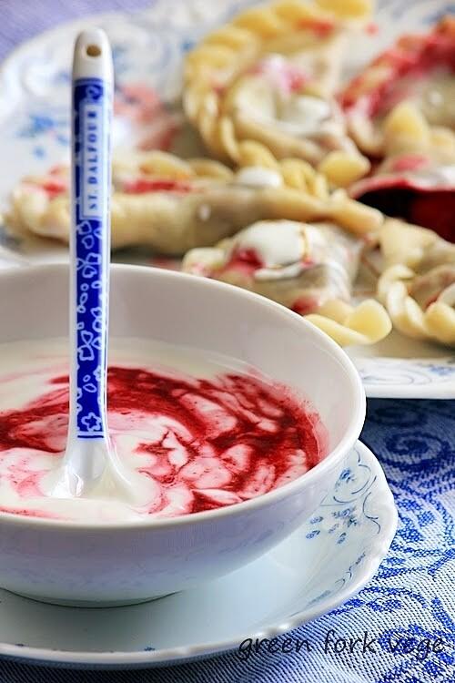 Pierogi z borówkami i czarną porzeczką