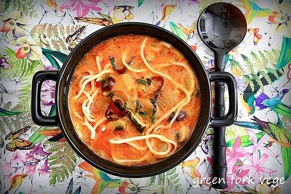 Orientalna zupa curry z mlekiem kokosowym i trawą cytrynową