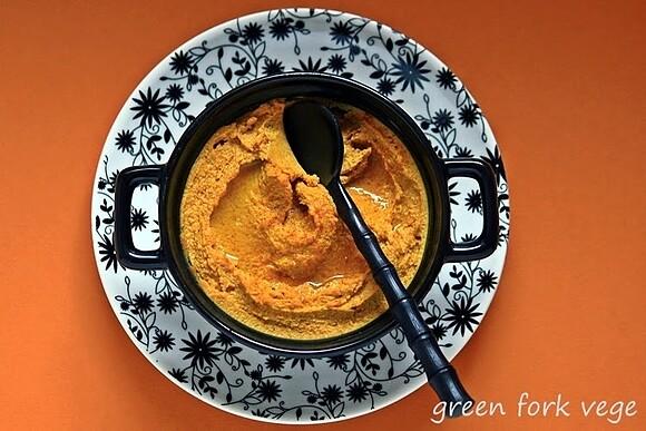 Pasta z czerwonej soczewicy z tahini i curry