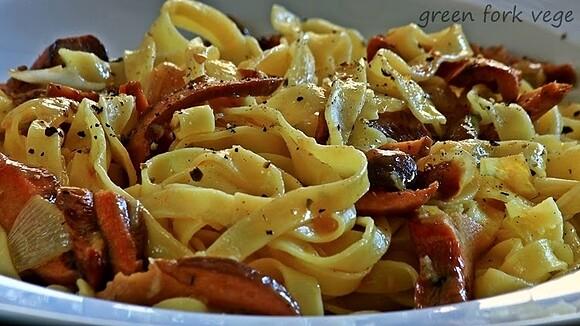 Fettuccine z rydzami i cebulą na maśle roślinnym