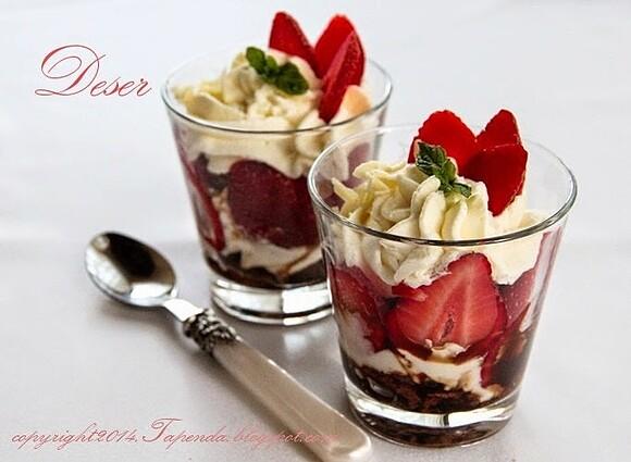 Deser z truskawkami mascarpone amaretti i kawą