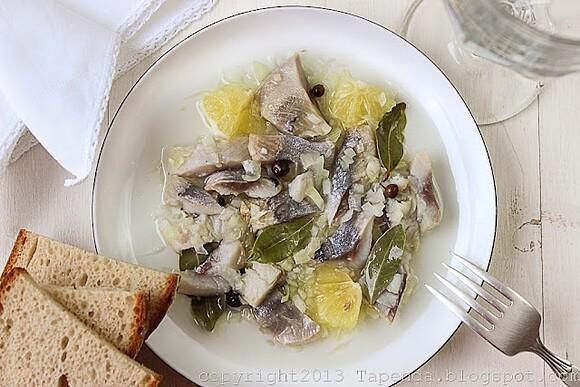 Śledzie w oleju z cebulką i cytryną