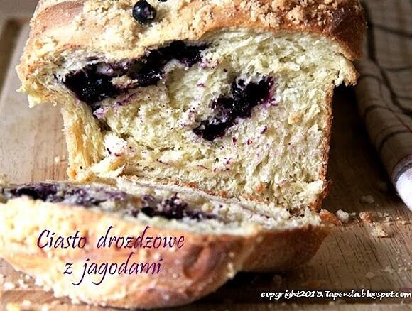 Drożdżowa babka z jagodami