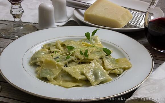 Ravioli z nadzieniem z sera ricotta i szpinaku