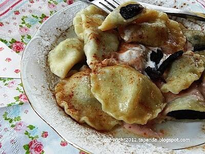 Pierogi ze śliwkami pod pierzynką