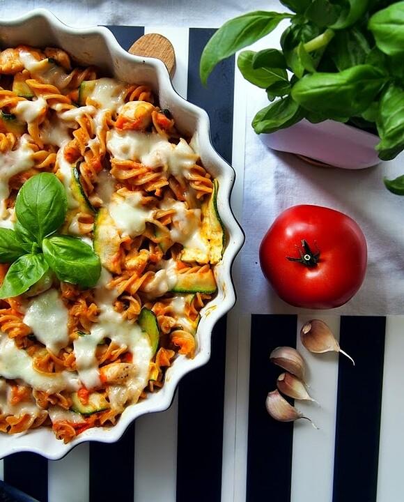 Zapiekanka makaronowa z sosem pomidorowym kurczakiem i mozzarellą