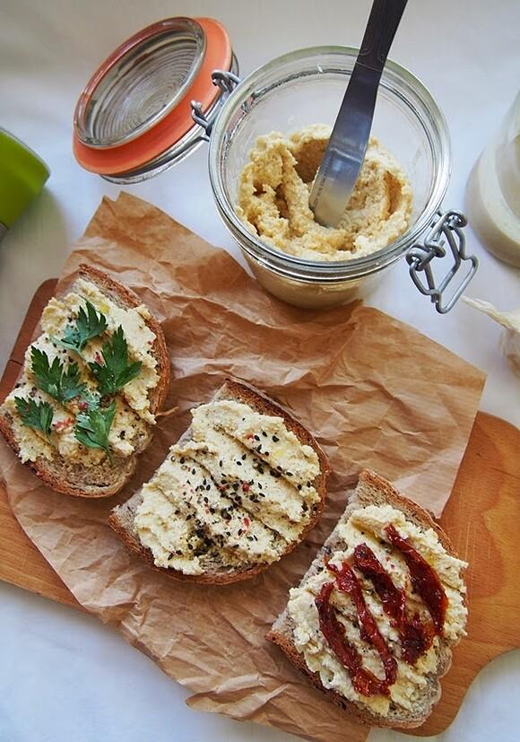 Hummus z cieciorki z sezamem i oliwą