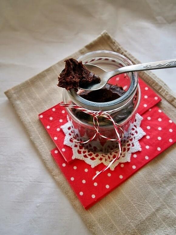 Domowa nutella z daktyli i gorzkiej czekolady