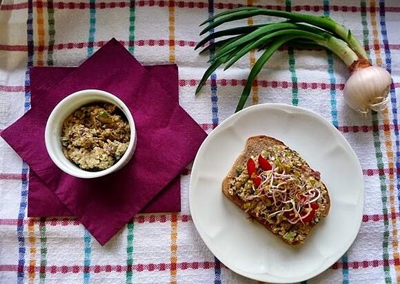 Pasta jajeczna z czerwoną fasolą