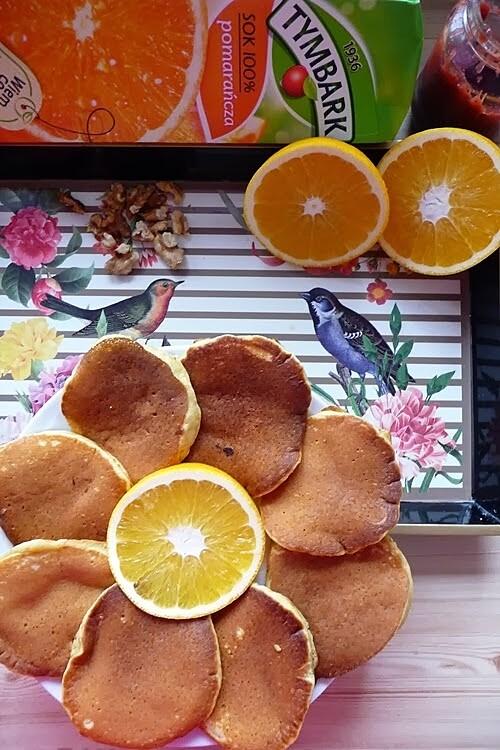 Pomarańczowe placuszki na śniadanie z sokiem pomarańczowym