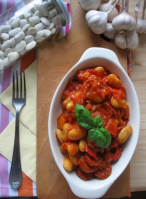 Jednogarnkowe danie z fasolą, chorizo i pomidorami