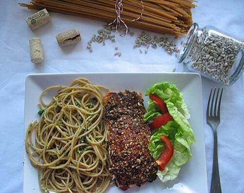 Łosoś z suszonymi pomidorami, bazylią i parmezanem z makaronem