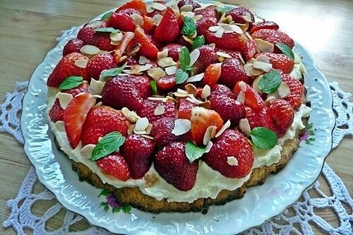 Tarta z kremem z białej czekolady mascarpone i truskawkami