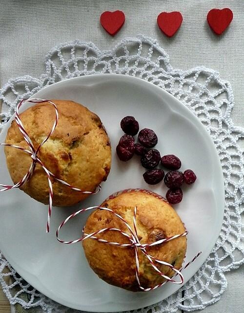 Muffinki z białą czekoladą i suszoną żurawiną