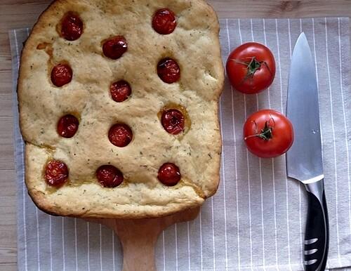 Focaccia z tymiankiem i pomidorkami
