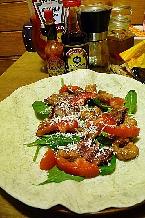 Tortilla z kurczakiem bekonem tabasco i parmezanem