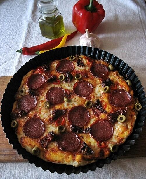 Pizza z mozzarellą, salami i suszonymi pomidorami