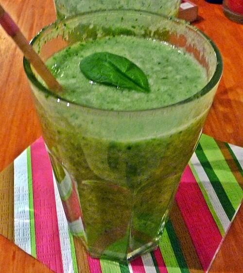Green smoothie ze szpinakiem, jabłkiem, bananem i ananasem