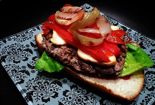 Burger z sarniny z grillowaną papryką i limburgerem