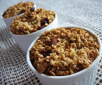 Pożywne muffinki z owsianki z orzechami i suszoną żurawiną