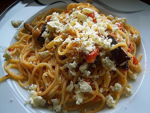 Spaghetti sycylijskie z bakłażanem i fetą
