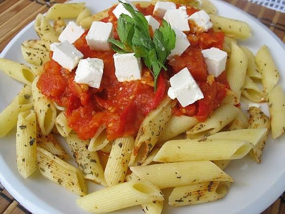 Penne z pomidorami fetą i papryką
